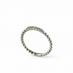Anello veretta in oro bianco con cinque pietre