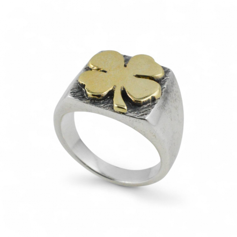 Anello sigillo carrè in argento con quadrifoglio